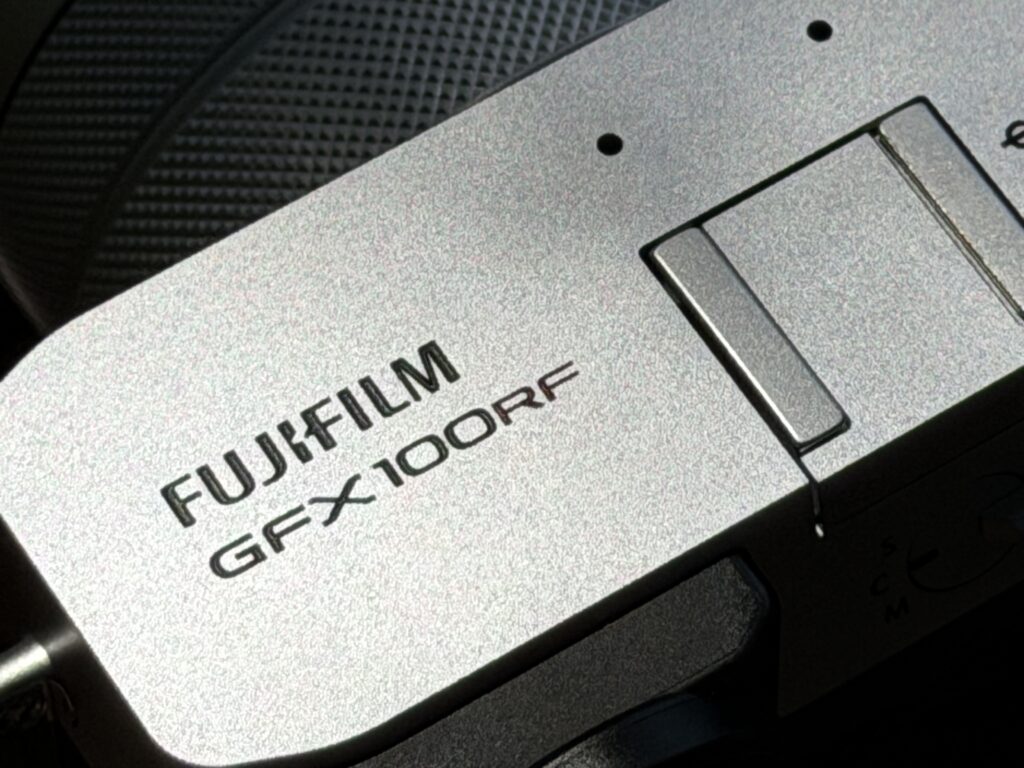 GFX100RFシルバーのロゴ